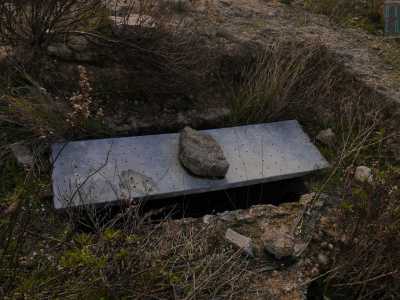 Ma l'interesse della Sorpintendenza dur� poco. Ben presto l'incuria e la vegetazione spontanea presero il sopravvento. Oggi tra le alte erbacce le sepolture sono coperte con mezzi di fortuna: lastre metalliche...